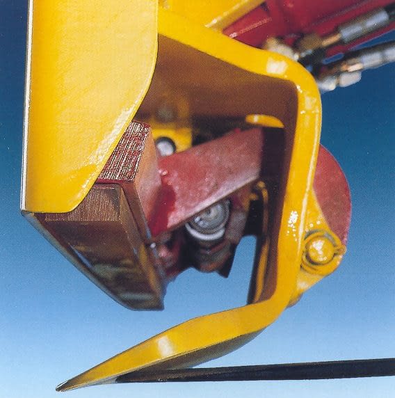 PushPull attachment manipulates Slip Sheets Sopack s.r.o.